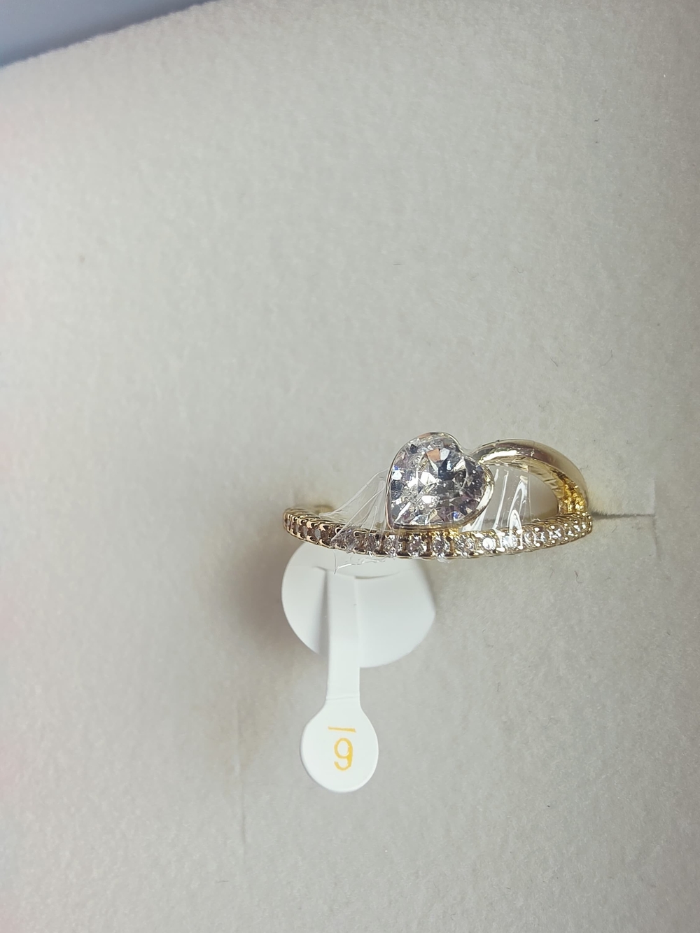Anillo tono dorado con piedra clara corazón y banda pavé, talla 6